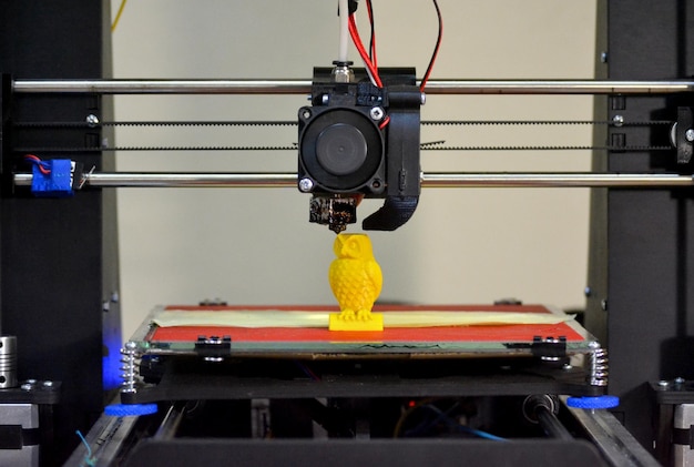 Nærbillede af moderne 3D-printer, der printer figur