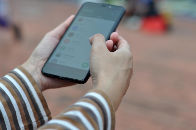 Nærbillede af person, der bruger mobiltelefon