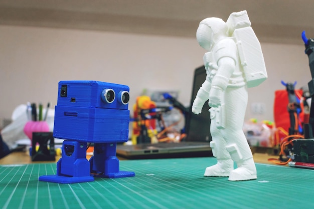 Nærbillede af robotlegetøj på bordet