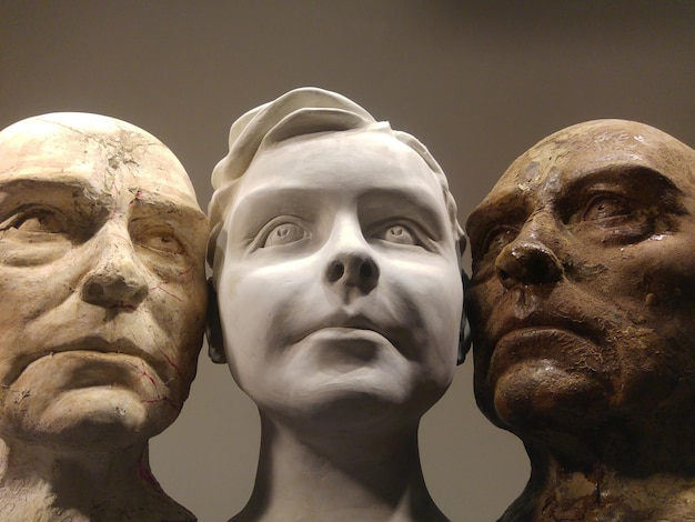 Nærbillede af statue på museum