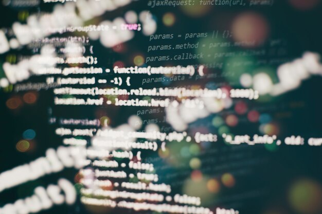 Nærbillede af udviklingsprogrammering og kodningsteknologier. Udvikler, der arbejder på websteder, koder på kontoret.