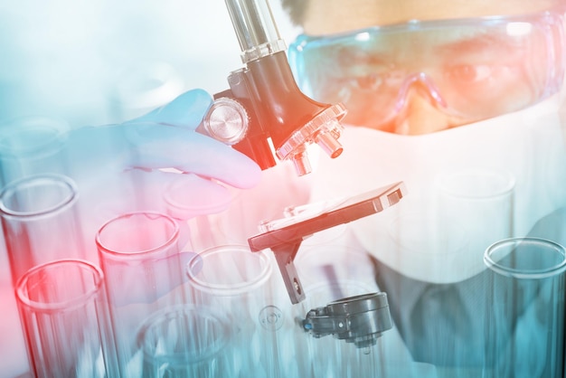 Nærbillede af videnskabsmand, der arbejder i laboratorium