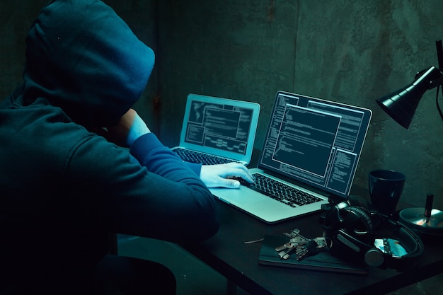 Närbild av programmerare eller hackares händer som skriver en kod