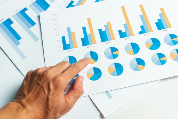 Närbild hand av affärsman med finansiell rapport redovisningsanalys.
