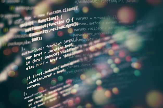 Närbild på utveckling av programmerings- och kodningstekniker. Utvecklare som arbetar med webbplatskoder på kontoret.