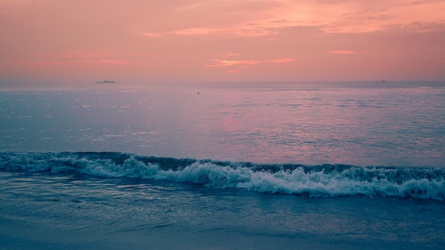 Naturskøn udsigt over havet mod himlen under solnedgang