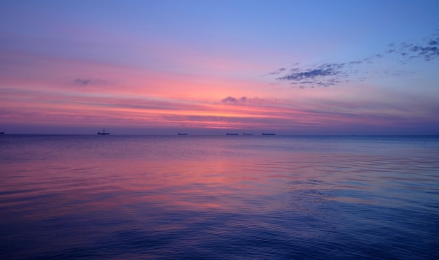 Naturskøn udsigt over havet mod himlen under solnedgang