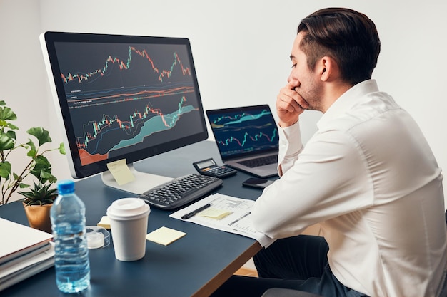 Orolig affärsman tittar på diagram, stressad av nyheter från aktiemarknaden, investerare förlorade pengar online