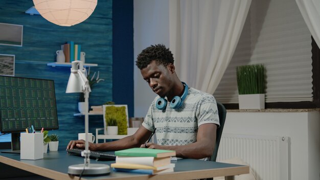 Person, der arbejder med aktiemarkedsdata for finansiel information
