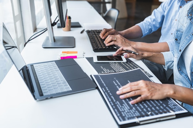 Personer, der bruger bærbar computer ved et bord