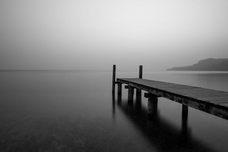 Bild pier over water in fog