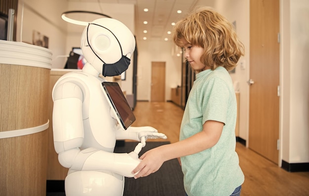 Pojke interagerar med cyborg artificiell intelligens kommunikation