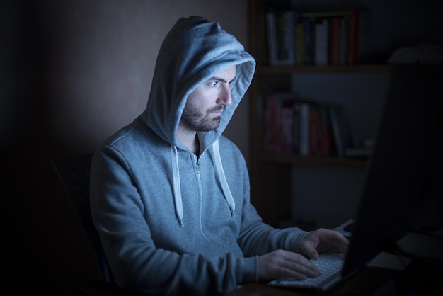 Portræt af mand, der bruger computer