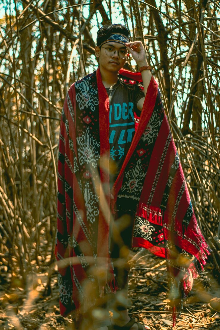 Bild portrait young man standing in forest