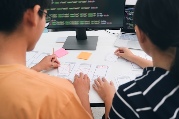 Programmer og UX UI designer arbejder i en softwareudvikling og kodningsteknologier. APP design og programmering udvikling teknologi.