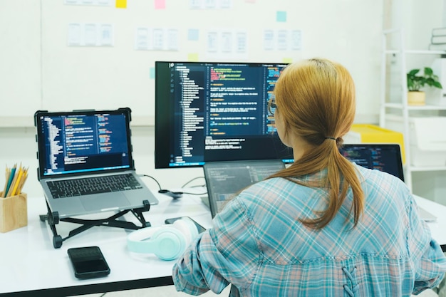 Programmerare kodar och programmerar programvara