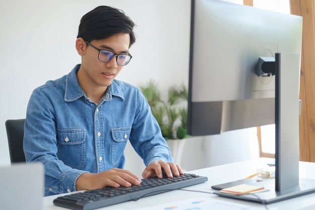 Programmerare och utvecklarteam kodar och utvecklar programvara.