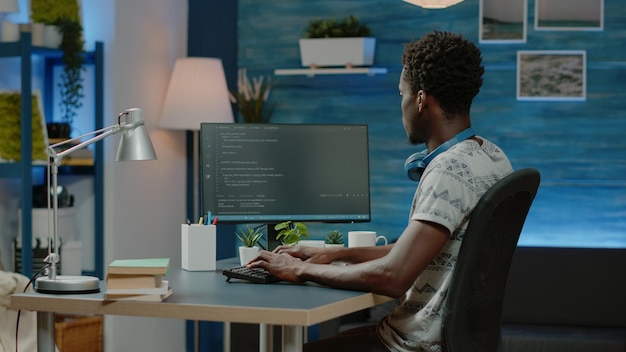 Programmerer bruger binær kode til udvikling af webstedsgrænseflade på computer. Person koder system for cybersikkerhed med firewall-data. Koderprogrammeringssikkerhed til softwareapp