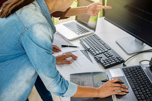 Programmerer, der arbejder med softwareudvikling og kodningsteknologier.