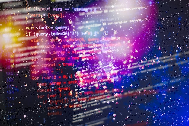 Programmerer, der arbejder på et softwareudviklingsfirma. Digital binær data på computerskærmen. Computer script skrive arbejde. Programmeringskode abstrakt skærm af softwareudvikler.
