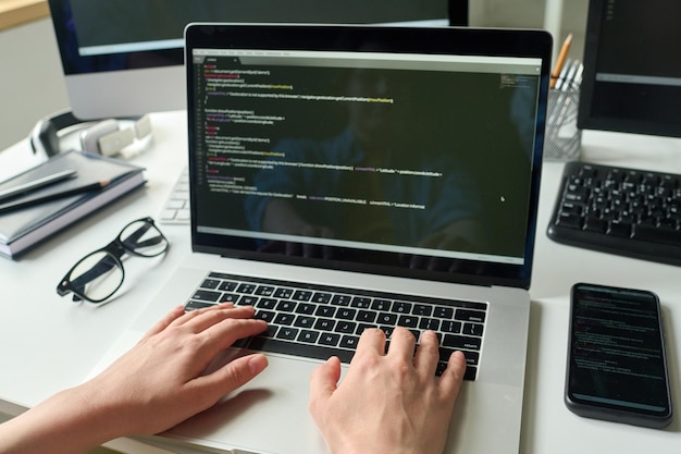Programmerer, der arbejder på helt ny kode