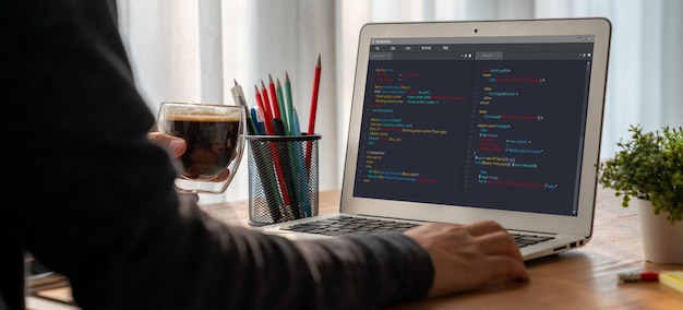 Programmering av programvaruutveckling på datorskärm för modern applikation