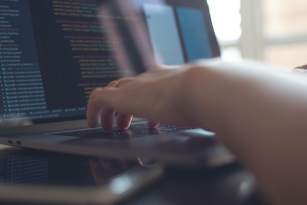 Programmeringssoftwareudvikler koder HTML-program Javascript på bærbar computer