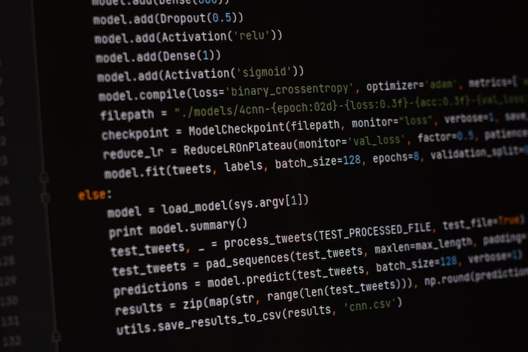 Bild python-, java script-, html- och css-källkod för utvecklare på en bildskärm. skriver skript för programvaruutvecklare. programkodning. programmerare redigerar kodbakgrund. teknikbakgrund, närbild.