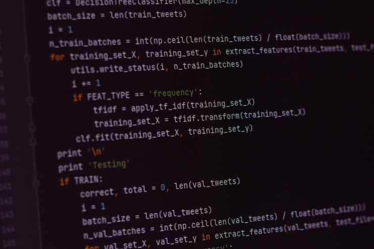 Bild python-, java script-, html- och css-källkod för utvecklare på en bildskärm. skriver skript för programvaruutvecklare. programkodning. programmerare redigerar kodbakgrund. teknikbakgrund, närbild.