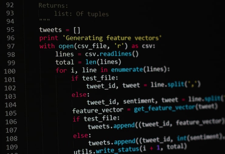 Bild python-, java script-, html- och css-källkod för utvecklare på en bildskärm. skriver skript för programvaruutvecklare. programkodning. programmerare redigerar kodbakgrund. teknikbakgrund, närbild.