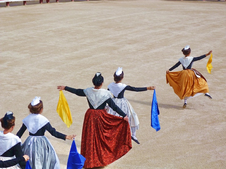 Bild rear view of woman dancing on floor