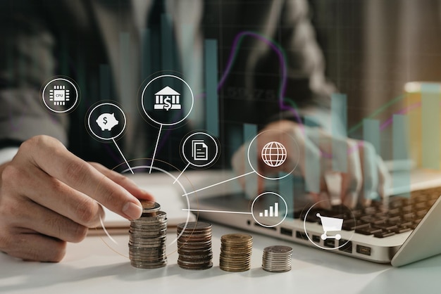 Revisor för att beräkna spara data till bärbar dator finansiell på kontorsbordet koncept planering budget och revision