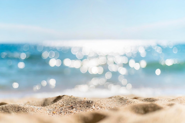 Bild sand och defokuserad bokeh- och suddig bakgrund av havs-sommarsemesterresa
