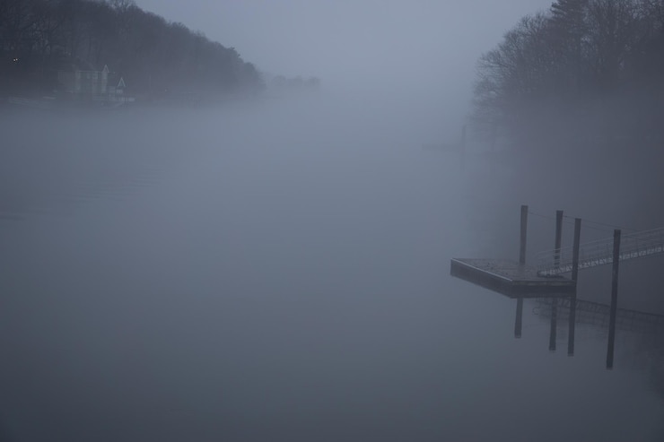 Bild scenic view of lake against sky during foggy weather