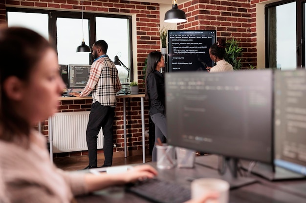 Sidevisning af kvinde, der bruger bærbar computer på kontoret