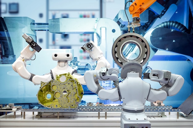 Smart robotteam, der arbejder med workpice på smart fabrik