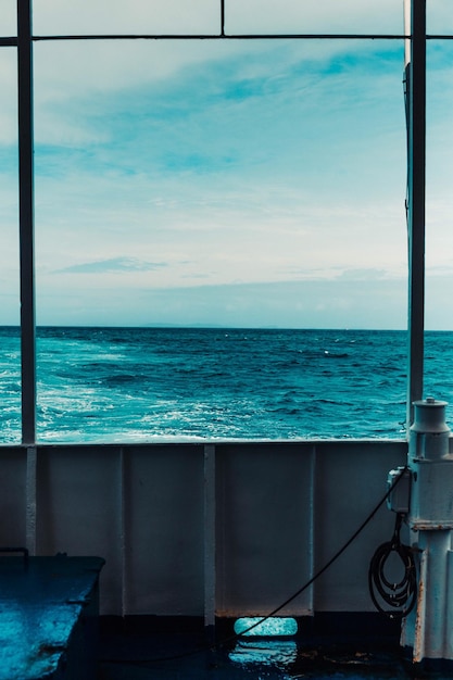 Smuk udsigt over havet mod himlen set gennem vinduet