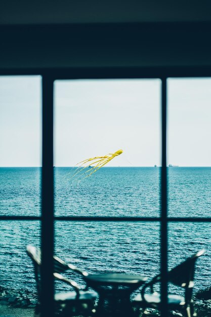 Smuk udsigt over havet mod himlen set gennem vinduet