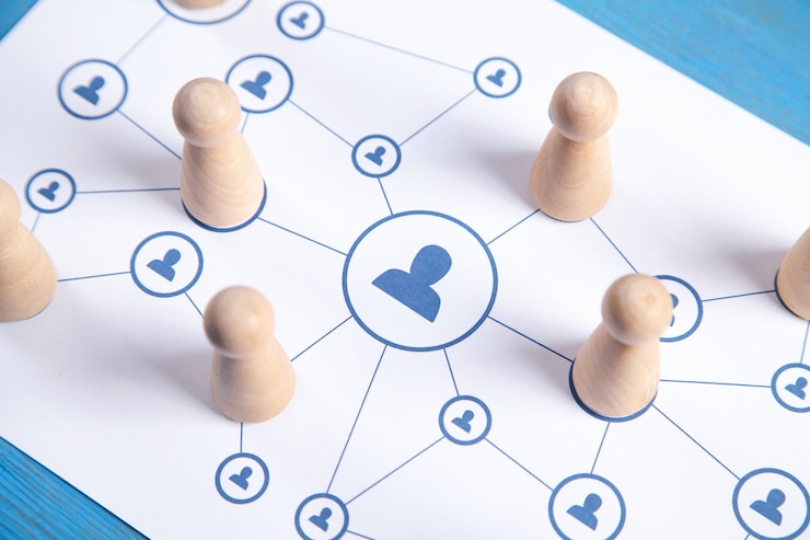Bild social media networking. wooden human figures
