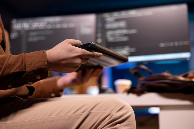 Softwareudvikler åbner bærbar computer for at skrive programmer i Java-programmeringssprog