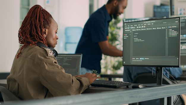 Softwareudvikler, der skriver programmeringskode på computeren for at udvikle online cloud computing information. Webprogrammør, der skriver html-script og dataalgoritme på computeren. Håndholdt skud.