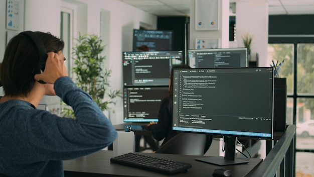 Softwareudvikler programmerer kildekodealgoritme på computer og skriver serverdata i bureaukontoret. Databaseprogrammerer arbejder på en ny brugergrænseflade med online system for at oprette en algoritme.