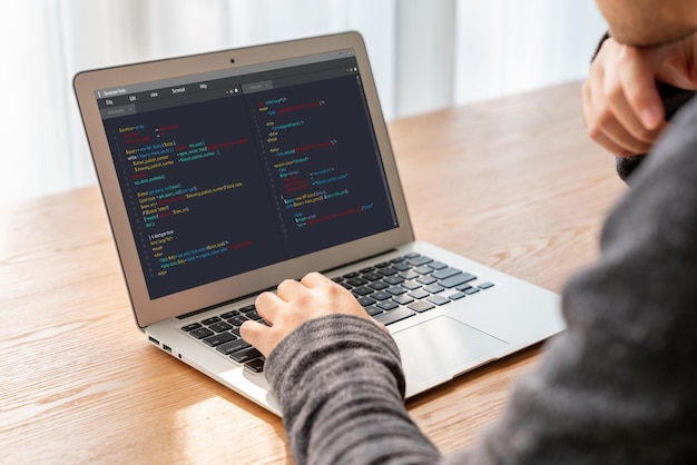 Softwareudviklingsprogrammering på computerskærm til moderne applikation