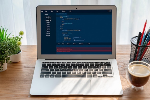 Softwareudviklingsprogrammering på computerskærm til moderne applikation