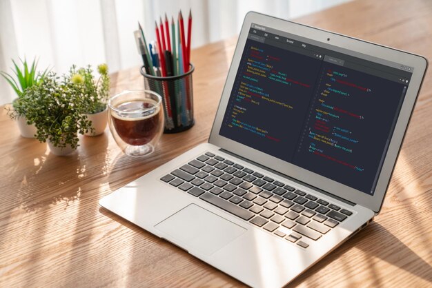 Softwareudviklingsprogrammering på computerskærm til moderne applikation