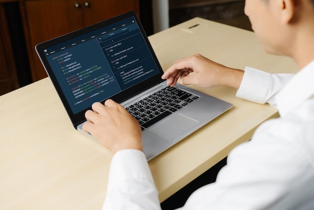 Softwareudviklingsprogrammering på computerskærm til moderne applikation