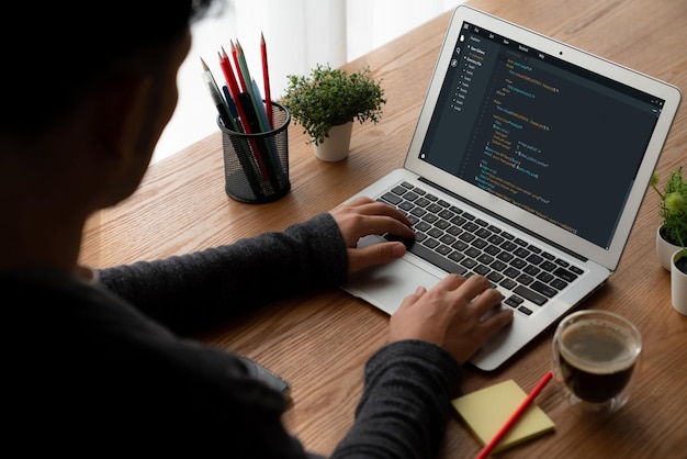 Softwareudviklingsprogrammering på computerskærm til moderne applikation