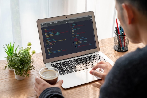 Softwareudviklingsprogrammering på computerskærm til moderne applikation