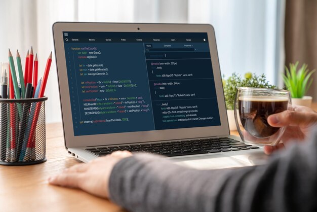 Softwareudviklingsprogrammering på computerskærm til moderne applikation