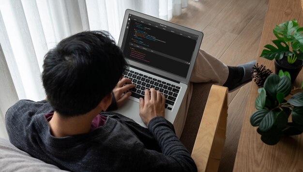 Softwareudviklingsprogrammering på computerskærm til moderne applikation